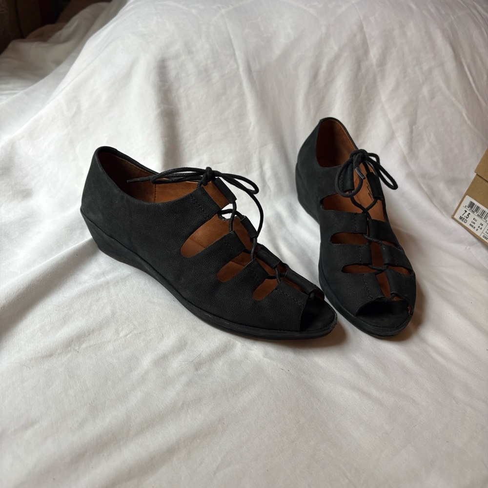 Gentle Souls by Kenneth Cole in excellent condition back lace up flat